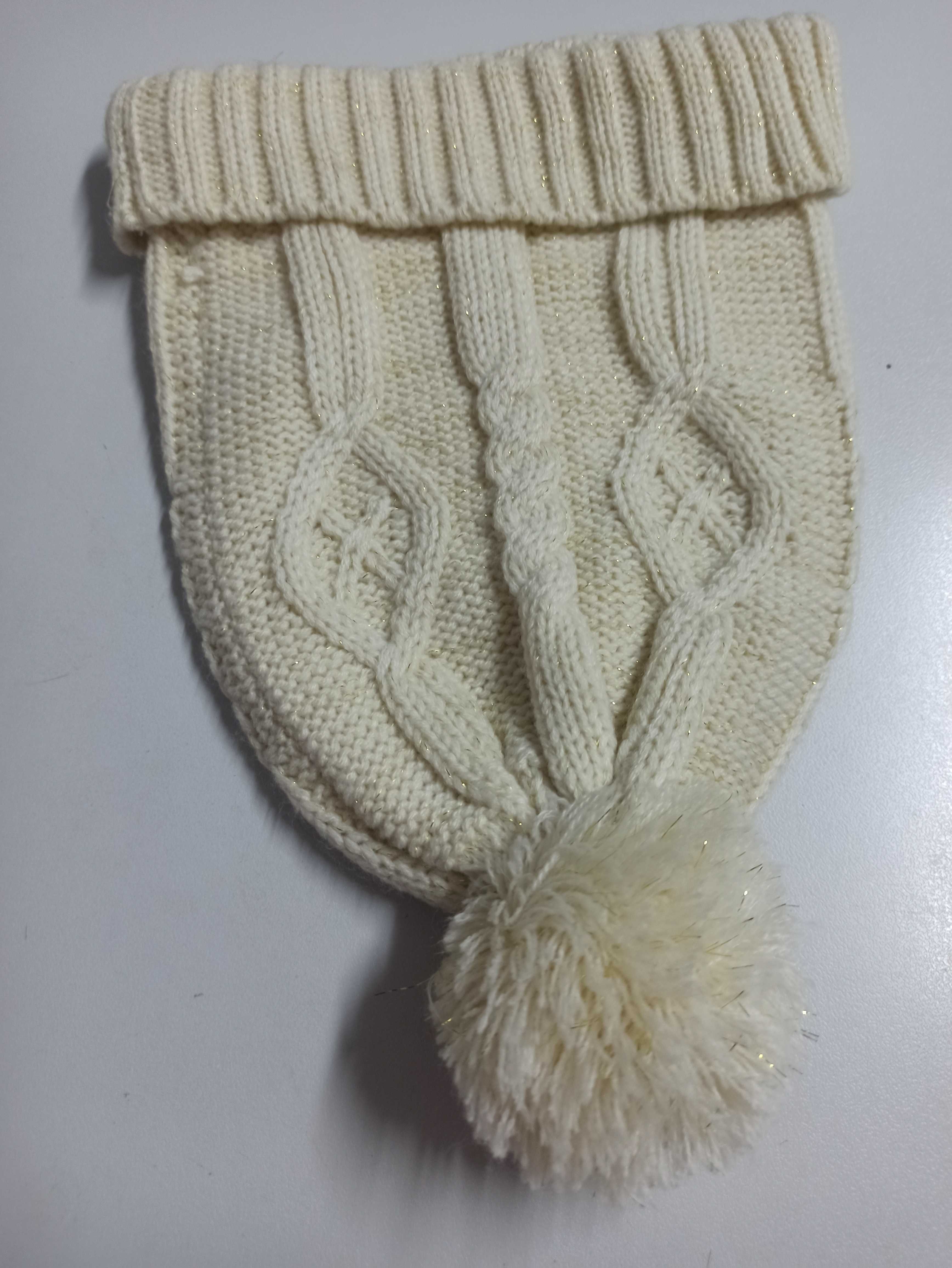 Kremowa czapka zimowa z pomponem