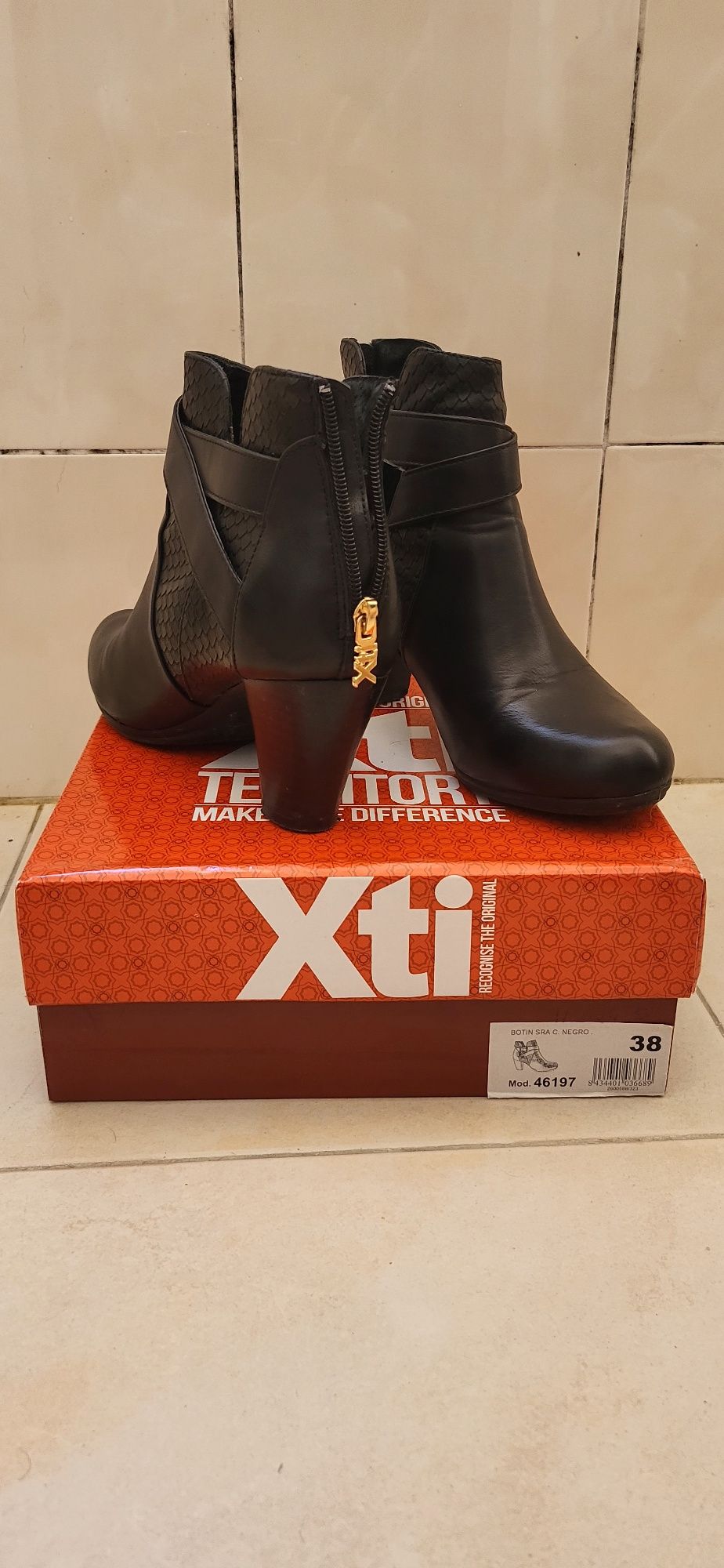 Botas com salto alto