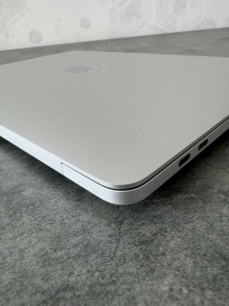 Apple MacBook Pro 13 2020 i5/8GB/256GB SSD with TouchBar