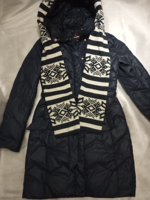 Пуховик XS,синього кольору з капюшоном