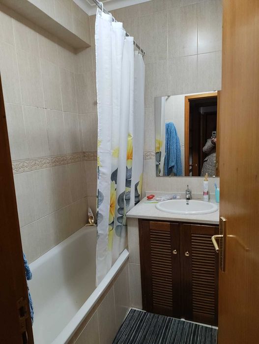 Arrenda-se quarto a estudante universitária