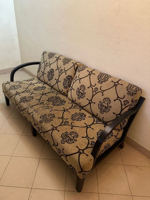 Sofás bejes  com detalhes a preto