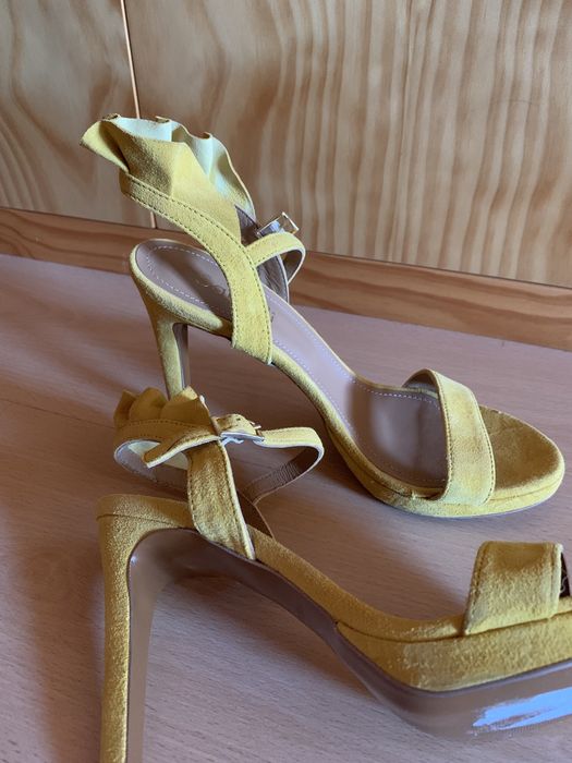 Sapato alto amarelo novo