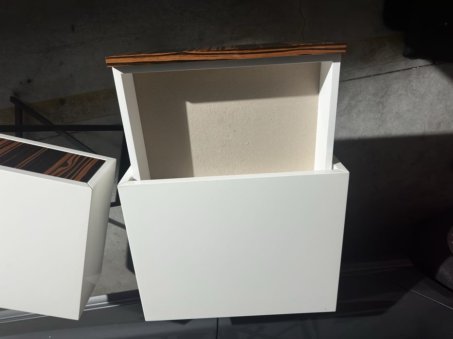 Duas mesinhas cabeceira como novas