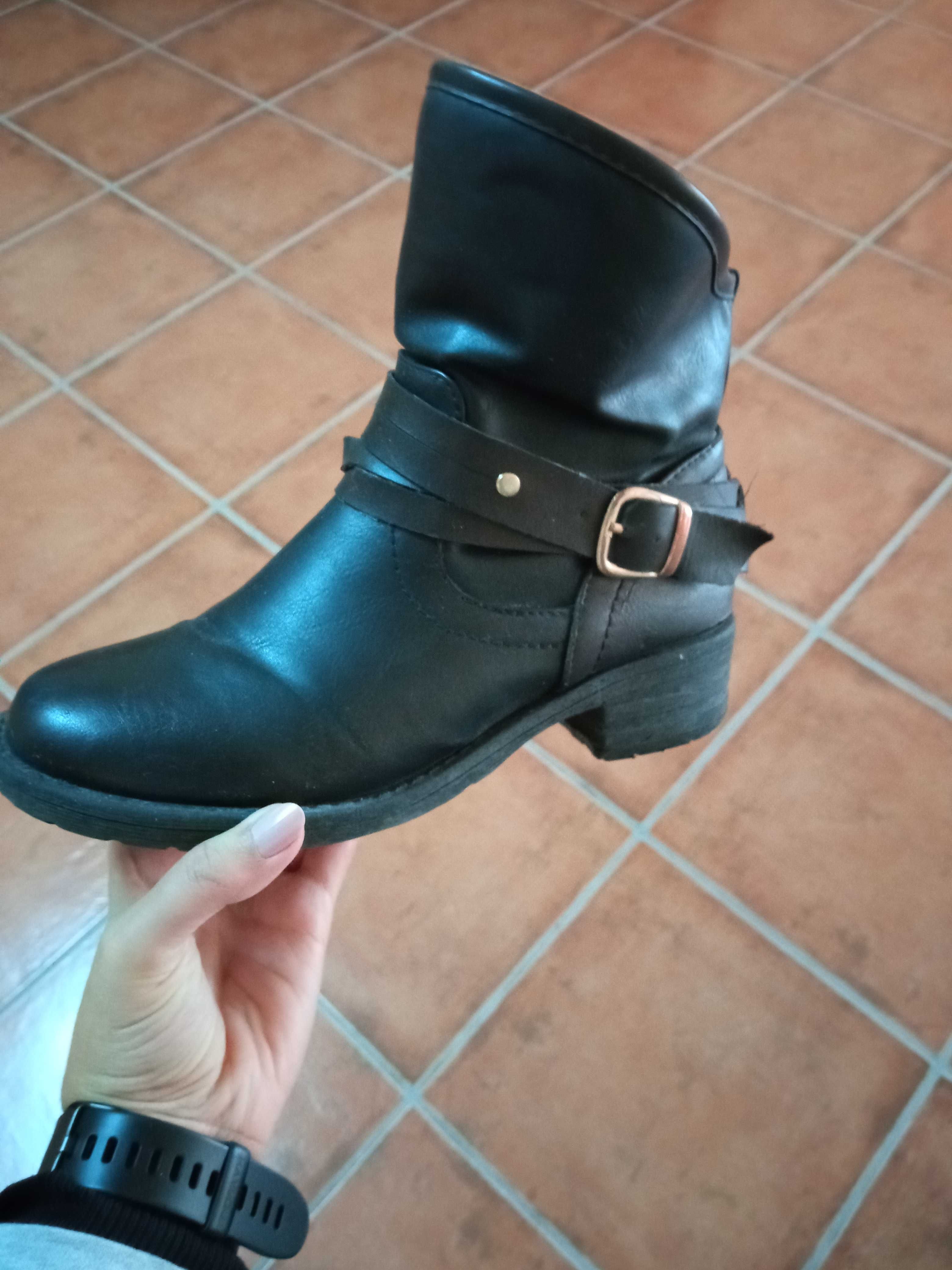 Botas rasas de pele pretas