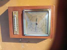 stary barometr wraz z termometrem