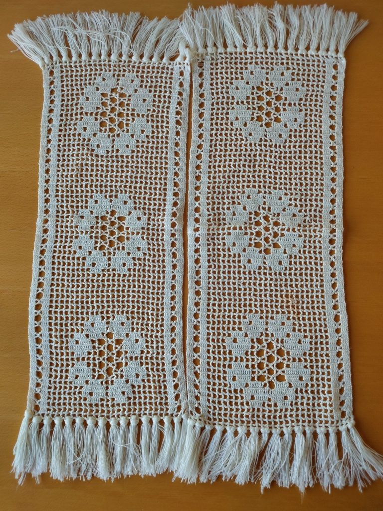 Conjunto de naperons em crochê.