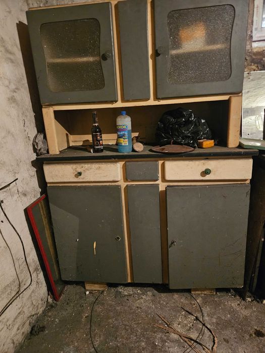 Stary kredens z epoki PRL