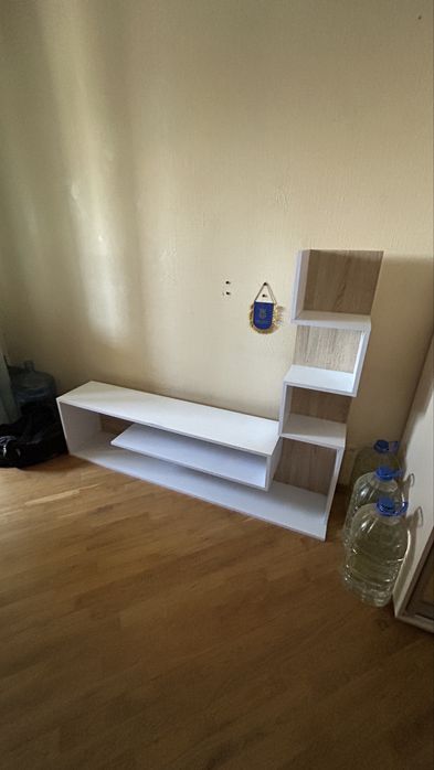 Полка под ТВ белого цвета.