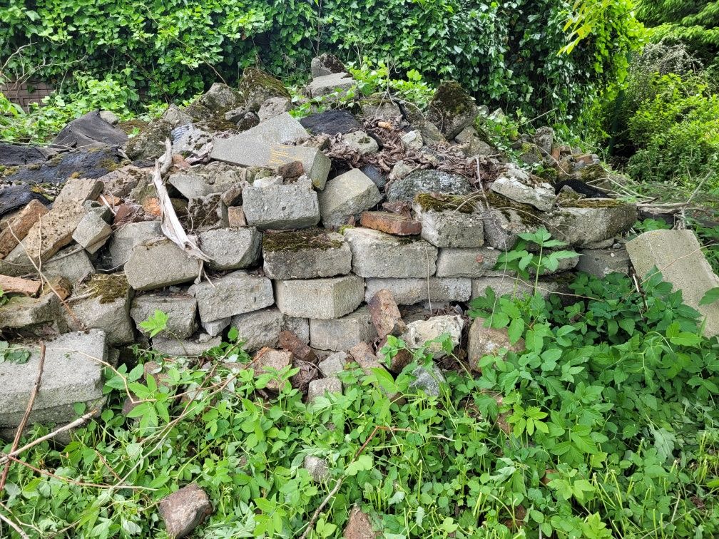 Oddam gruz widoczny na zdjęciach kostka pustaki cegły