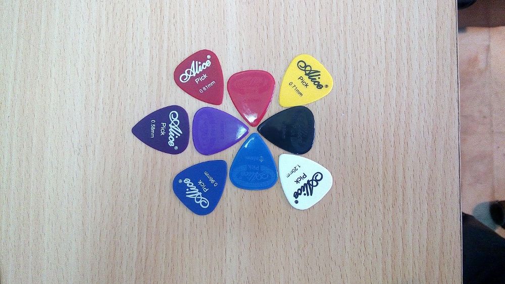 12 Palhetas de Guitarra. LER o anuncio