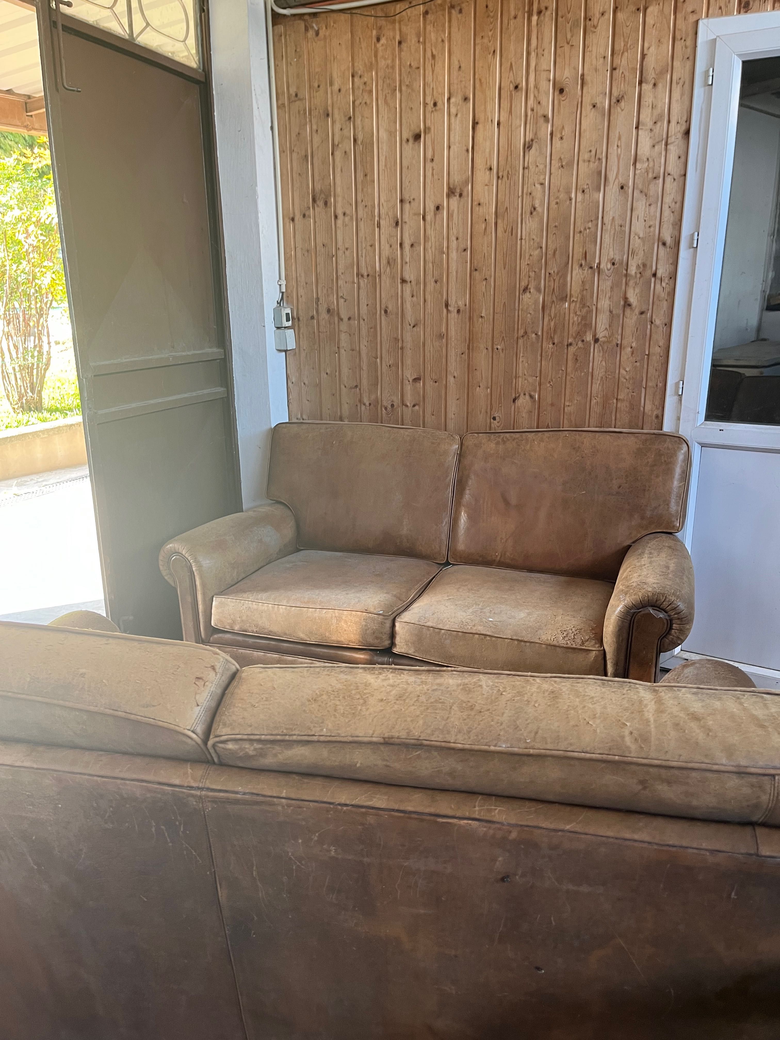 2 Sofas usados em pele para restauro da pele