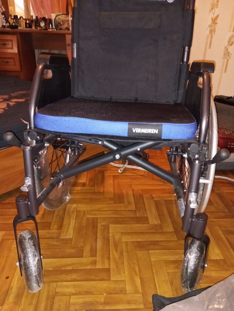 Продам новую инвалидную коляску.