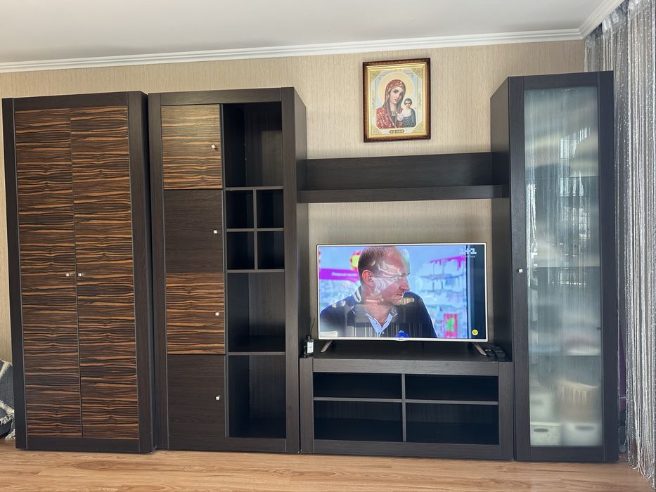 Стінка в гарному стані з відділом для вішаків