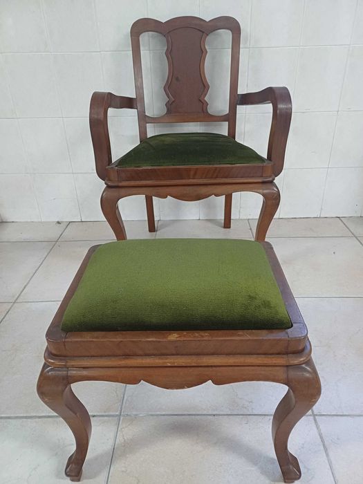 Conjunto vintage de 2 cadeiras de braços (uma sem tampo) com banqueta.