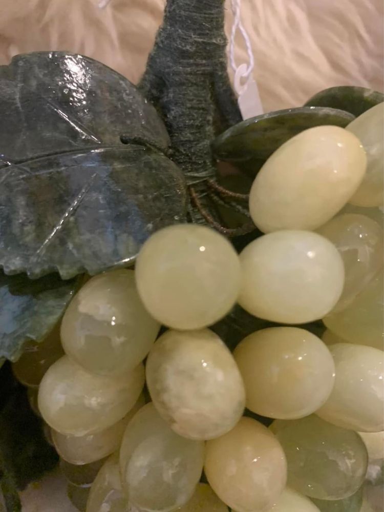 Grandes cachos de uvas em jade