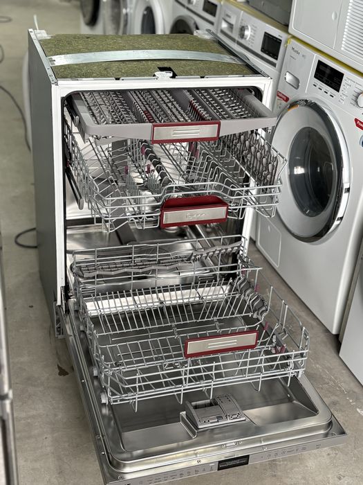 Посудомийна машина Neff з проекцією на підлогу — топова модель