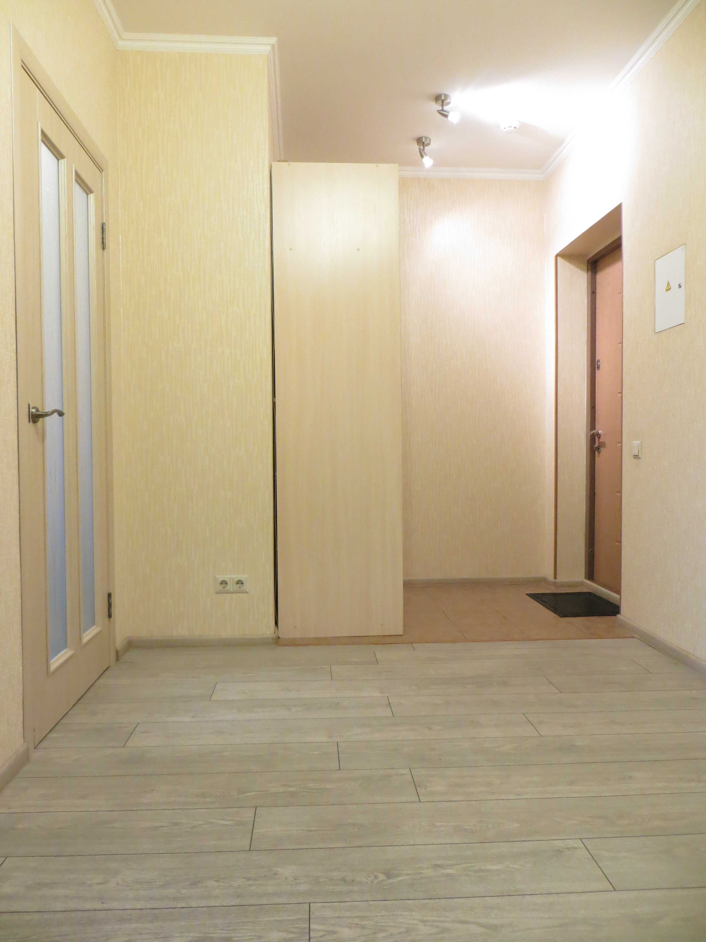 Оболонь.  Подобово, погодинно.  ст.  метро "Героїв Дніпра" ТЦ "Oasis".