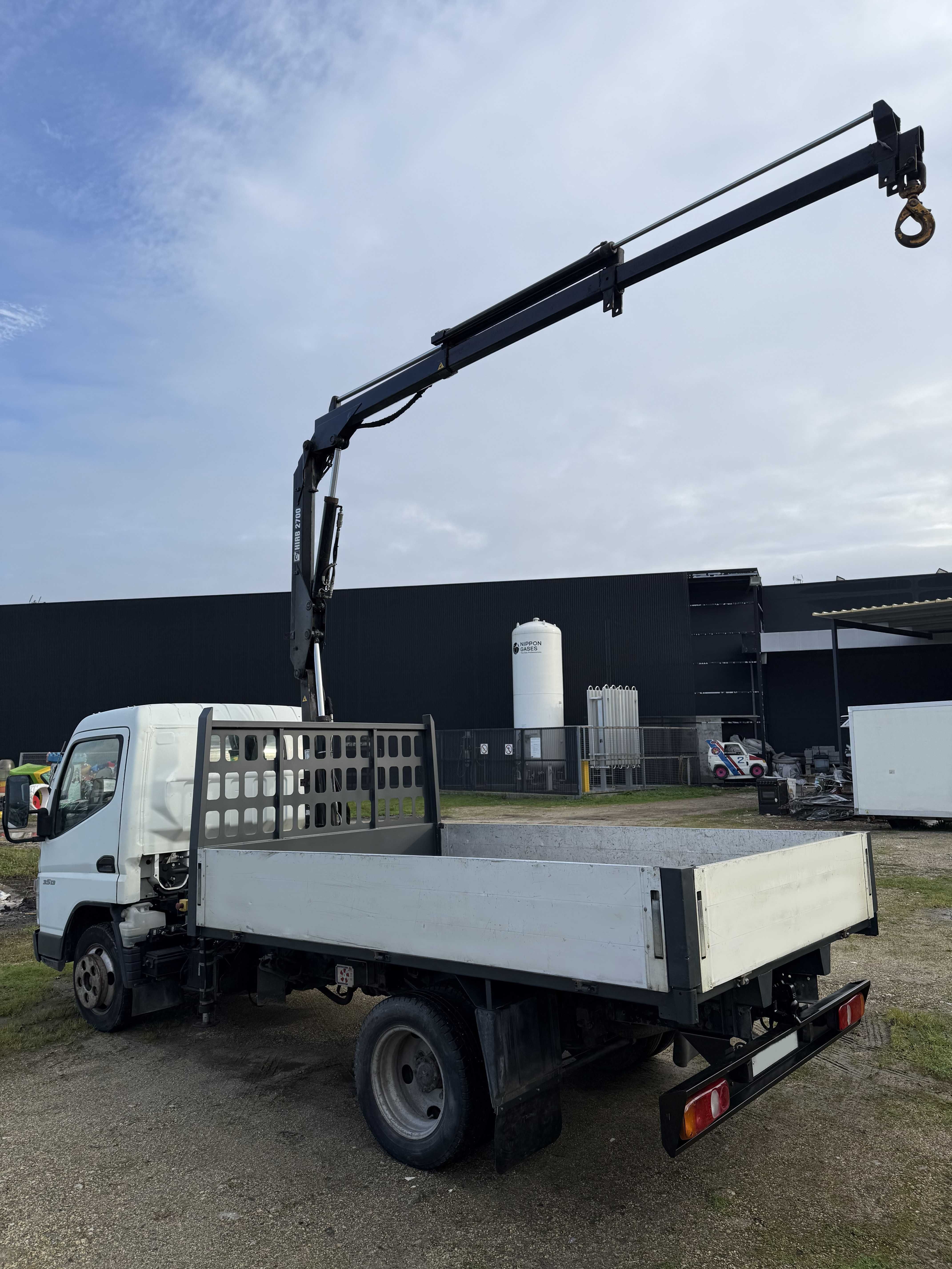 Mitsubishi Canter com grua HIAB