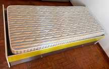 Cama de solteiro com colchão e 2 gavetões - Moviflor em bom estado