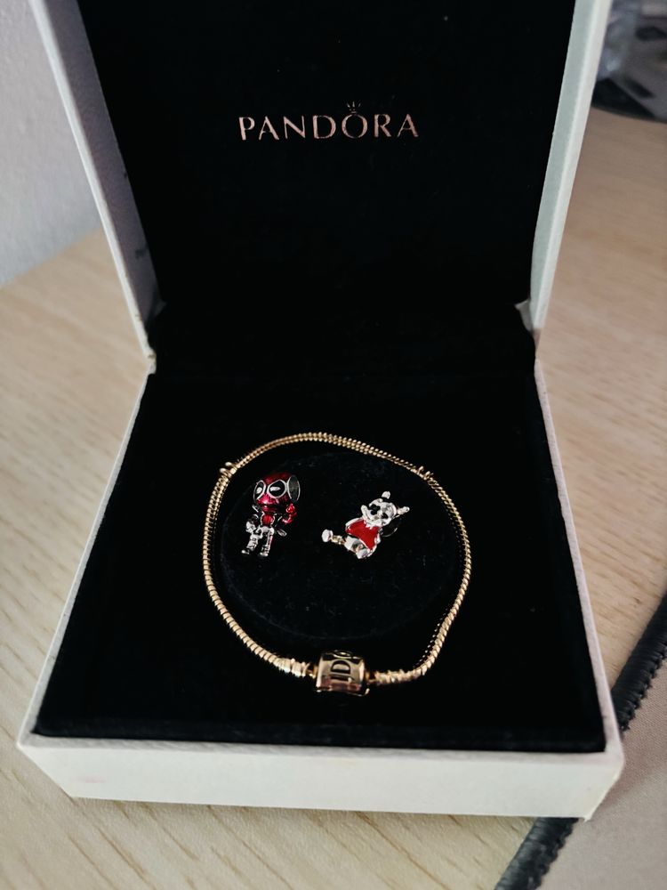 Vendo pulseira pandora original nova com dois pingentes