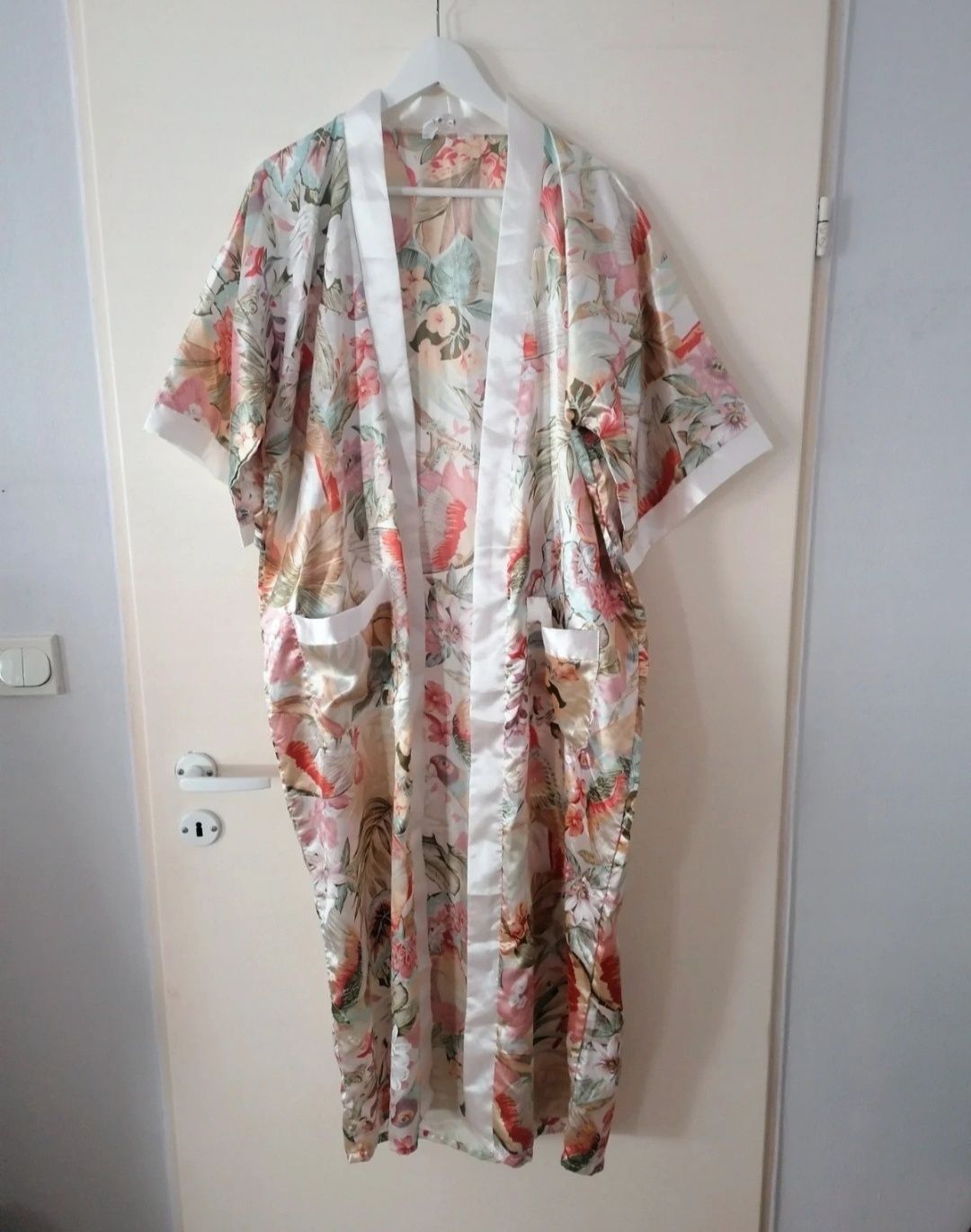 Kolorowy satynowy szlafrok kimono printy ptaki kwiaty L