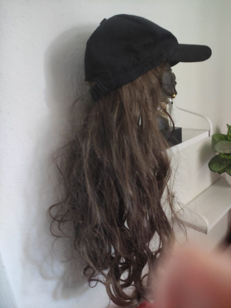 Peruka - długie kręcone włosy z czapką