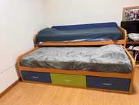 Cama dupla gavetão com arrumação (colchões incluídos)  e cómoda