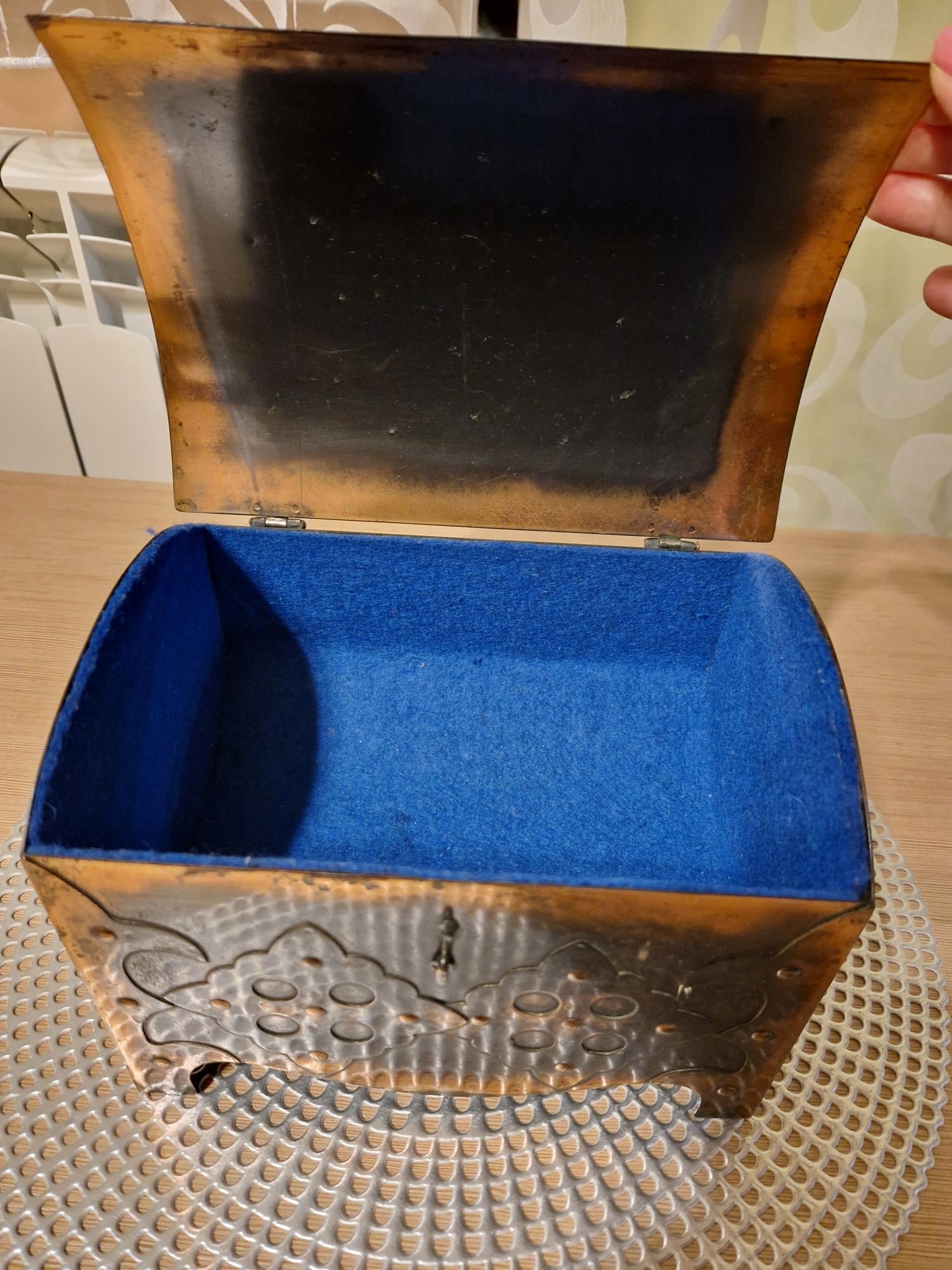 Miedziana szkatułka na biżuterię