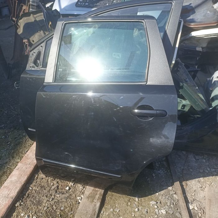 Двері праві Нісан ноте  Nissan note