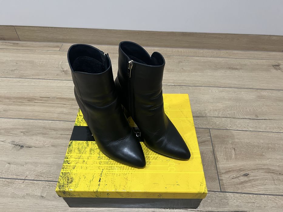 Ботильйони на каблуку шкіряні