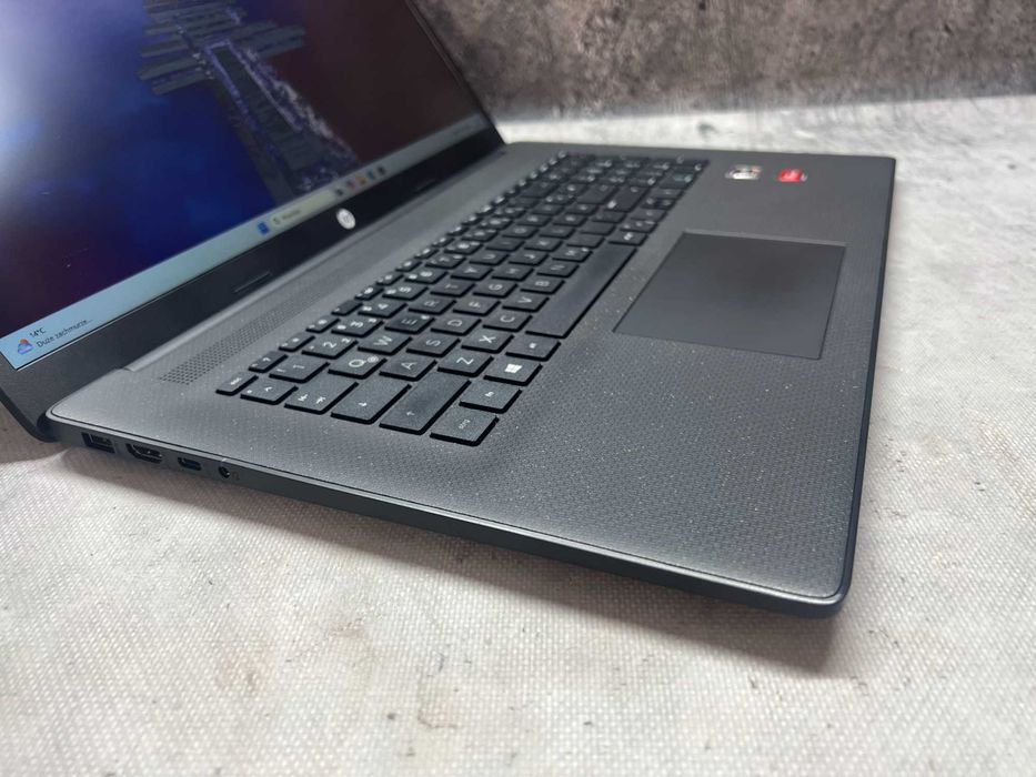 HP Pavilion 17 / Ryzen3 5300u / 16GB DDR4 / 256SSD / 17.3 HD+ / W11