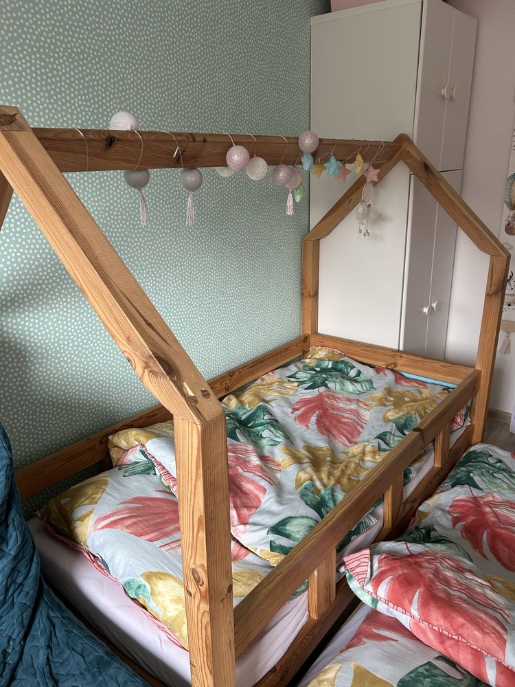 Łóżko drewniane typu domek dla dwójki dzieci z materacami