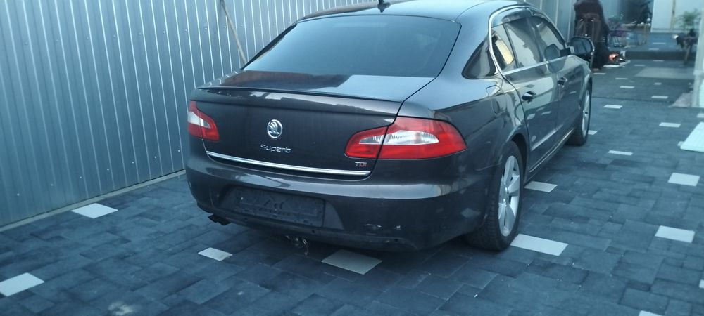 Заднє скло шкода суперб ліфбек 2010рік коричнева