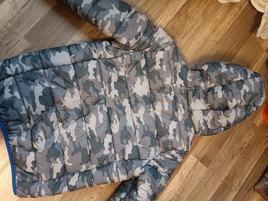 Продам демісезонні куртку!