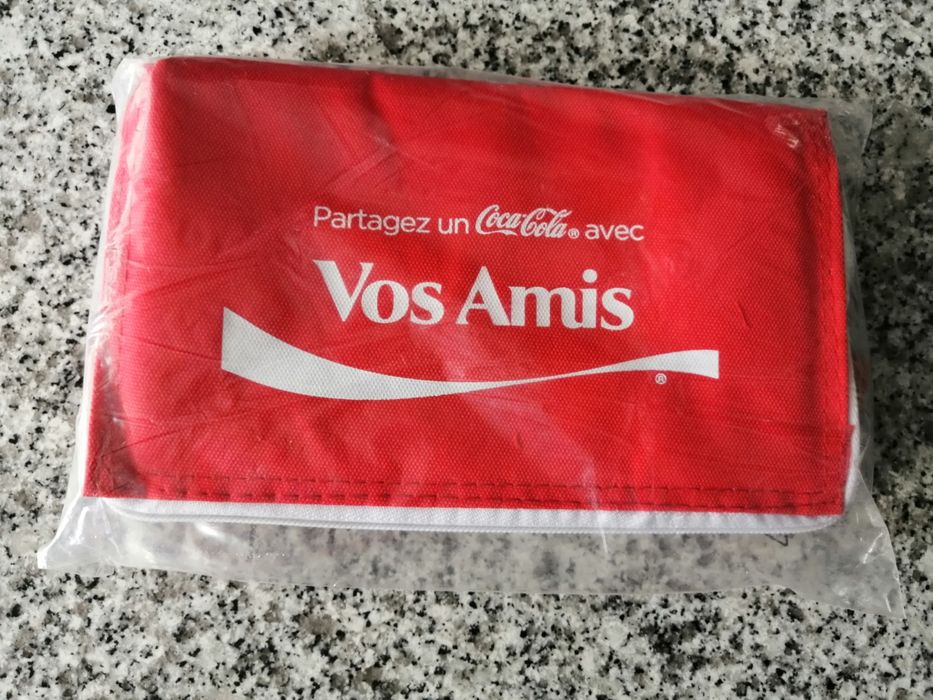 Saco térmico e 2 canecas ecológicas da coca cola