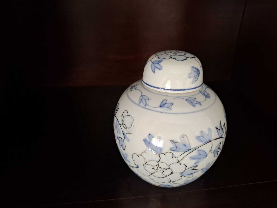 Pote de gengibre azul e branco em porcelana oriental