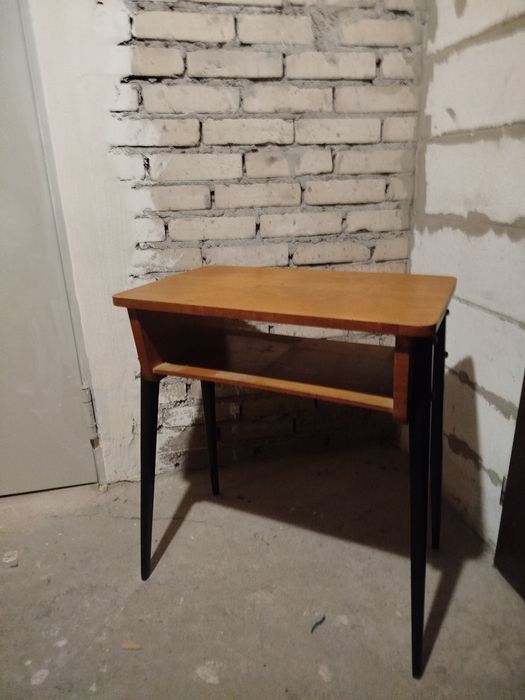 Stolik PRL po renowacji, pod radio, gramofon, konsola patyczak typ 600