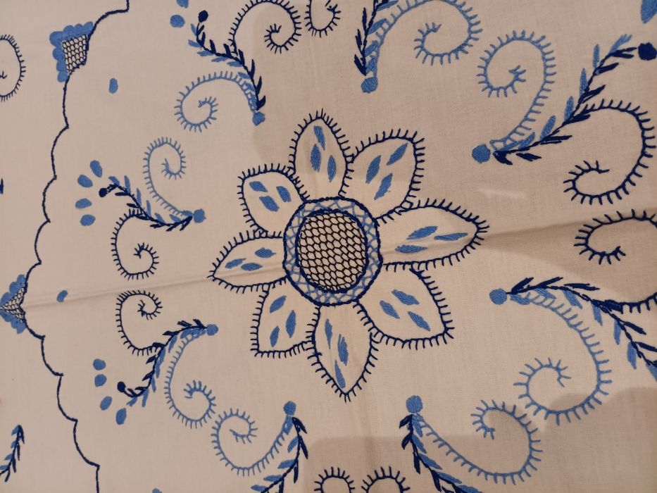 Toalha bordada com 6 guardanapos