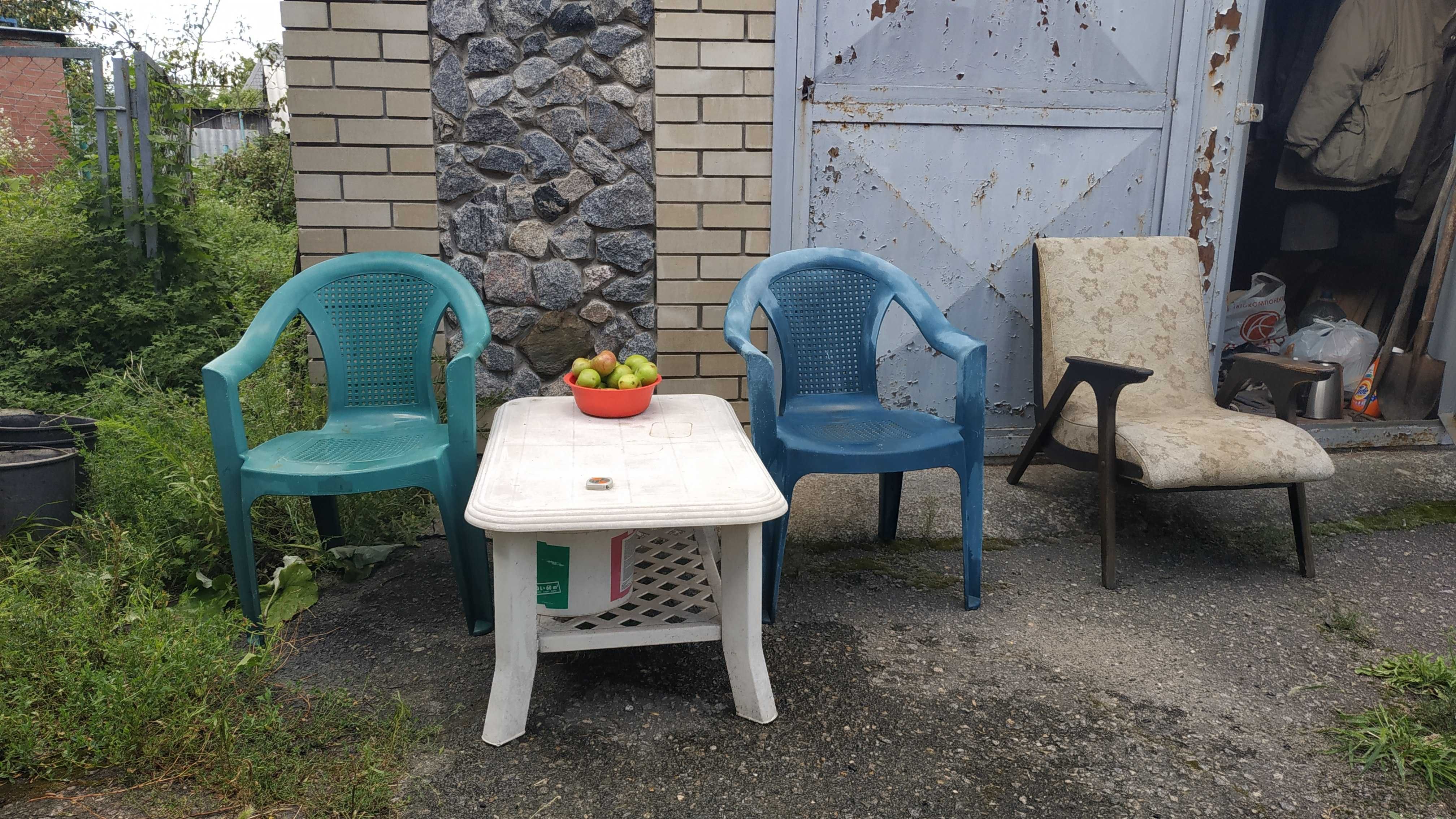 Мебель в сад, пластиковые стулья, стол