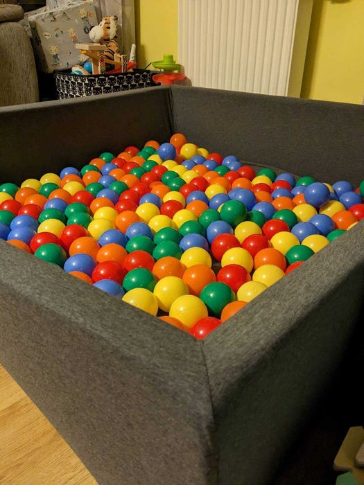 Piankowy suchy basen z kolorowymi kulkami 120x120