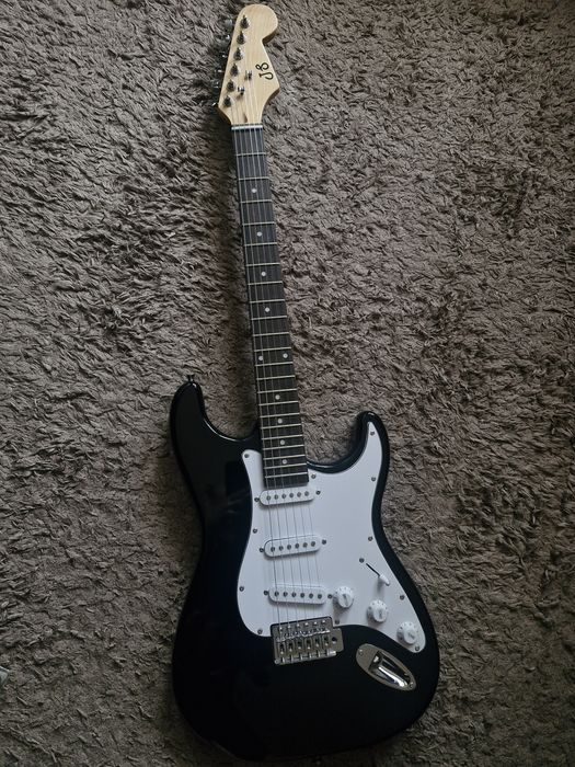 Электрогитара j8 ,комбоусилитель aroma AG-10, кабель Planet waves