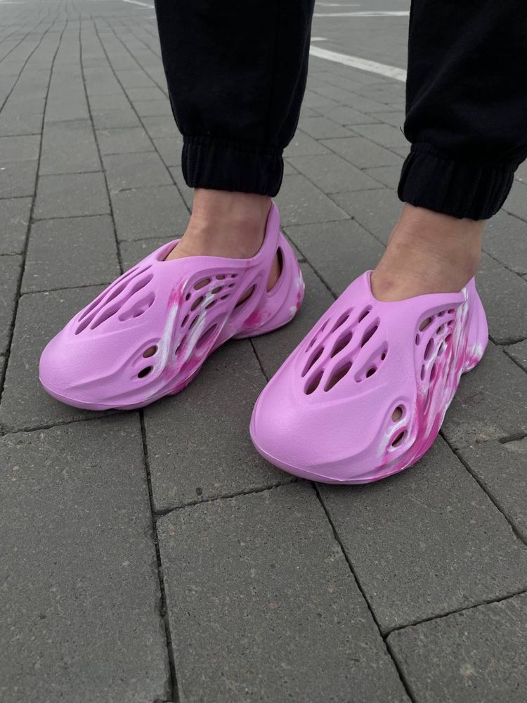 Жіночі розові шльопанці-сланці Yeezy Foam Runner Pink кроссовки