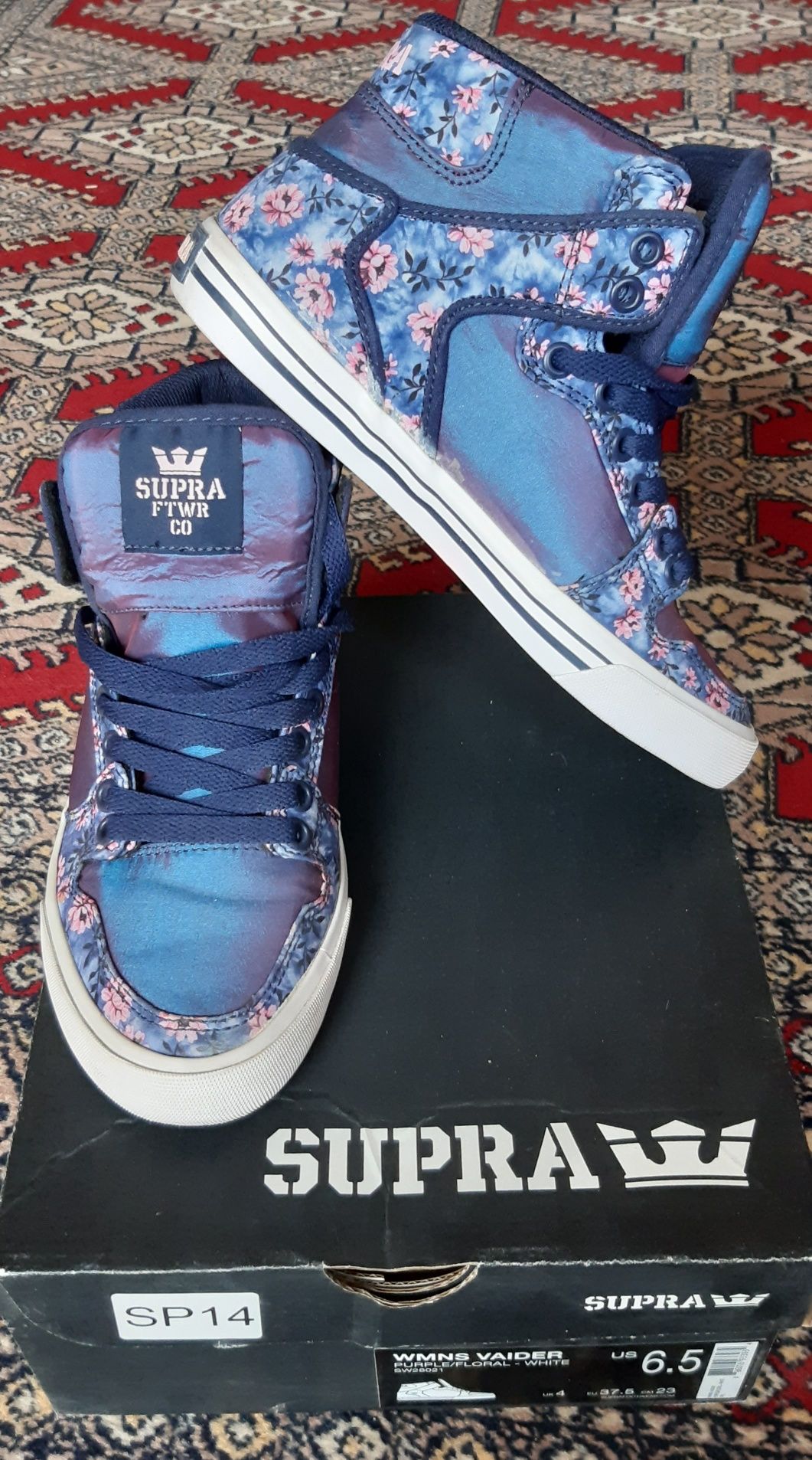 Kwiatowe buty Supra