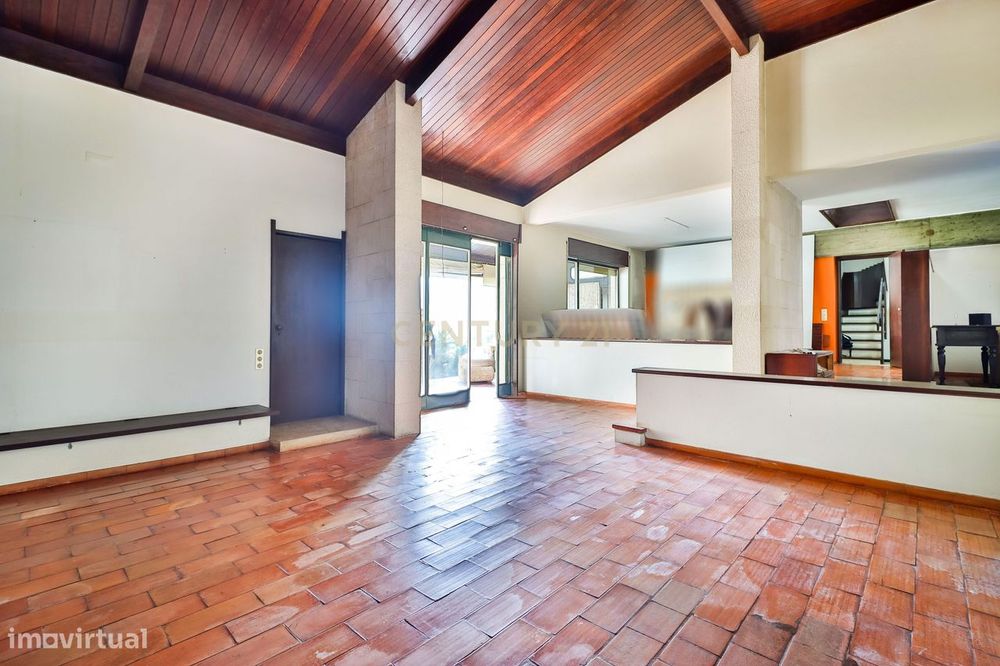 Moradia com Terreno no Centro Histórico da Marinha Grande.