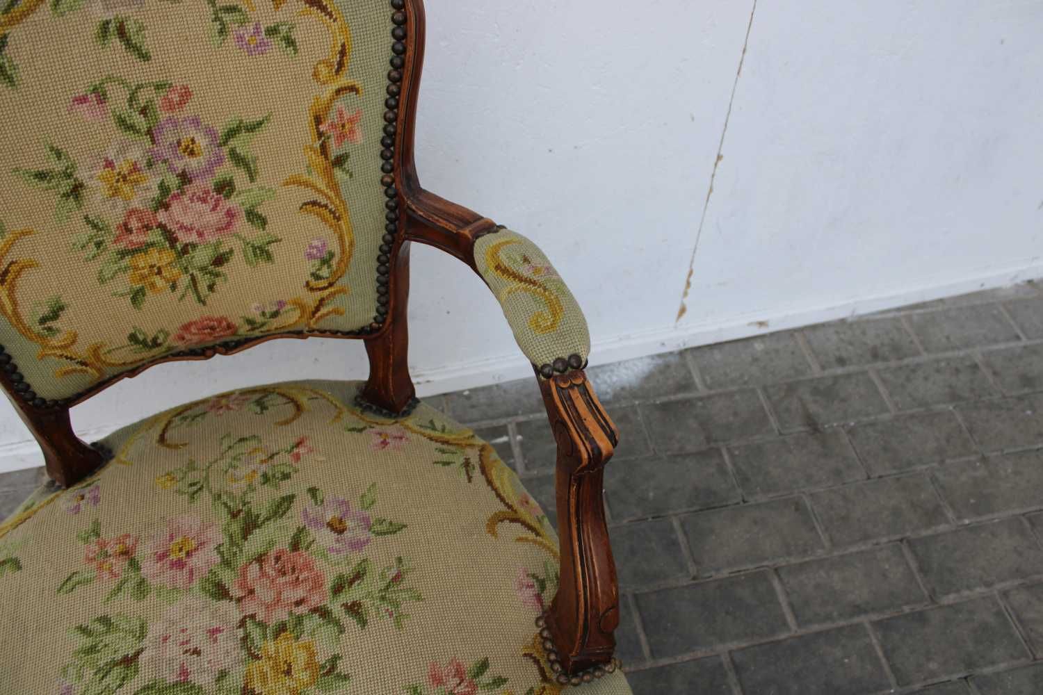 Stary tapicerowany fotel ludwikowski 357