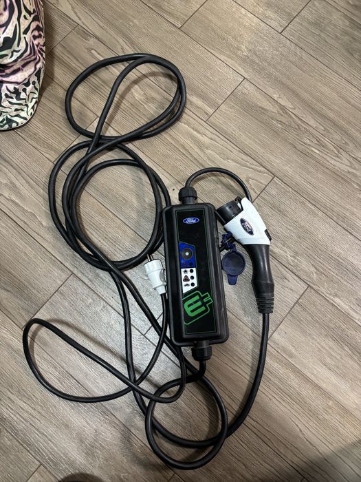 Оригінальна зарядка до авто ford під ремонт