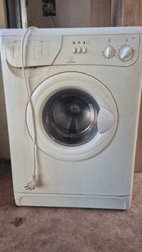 Продам пральну машину Indesit W43T.