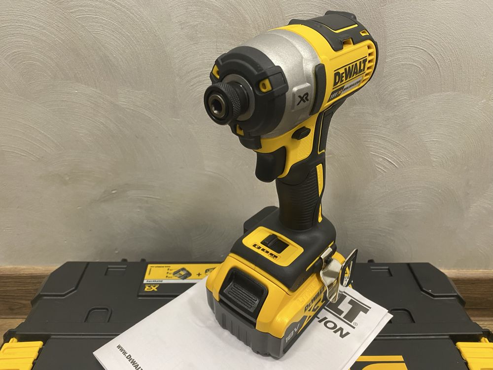 Імпакт DeWalt DCF887