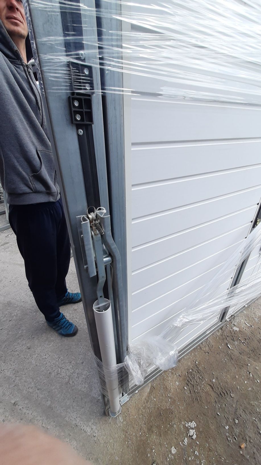 Brama garażowa uchylna z drzwiami ocieplona nowa